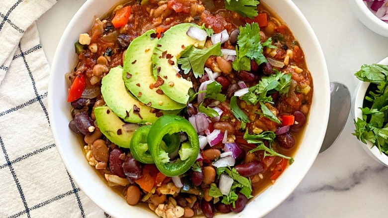 tempeh chili with toppings