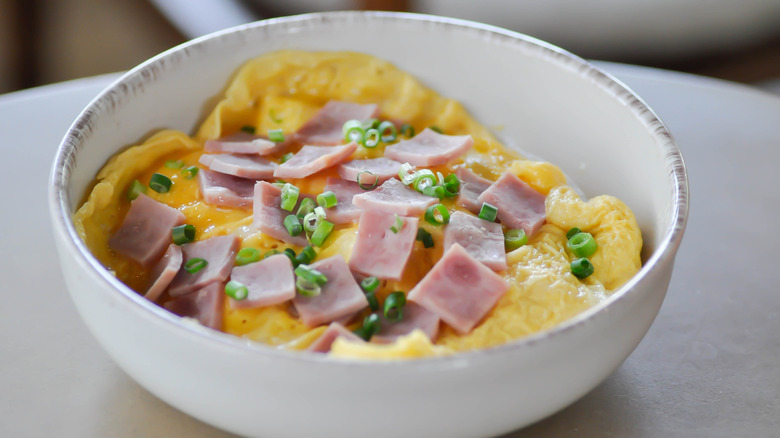Creamy omelet with ham and green onions