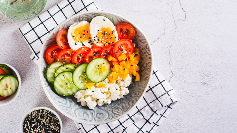 Cottage cheese bowl with tomatoes, cucumber, pepper and hard boiled egg