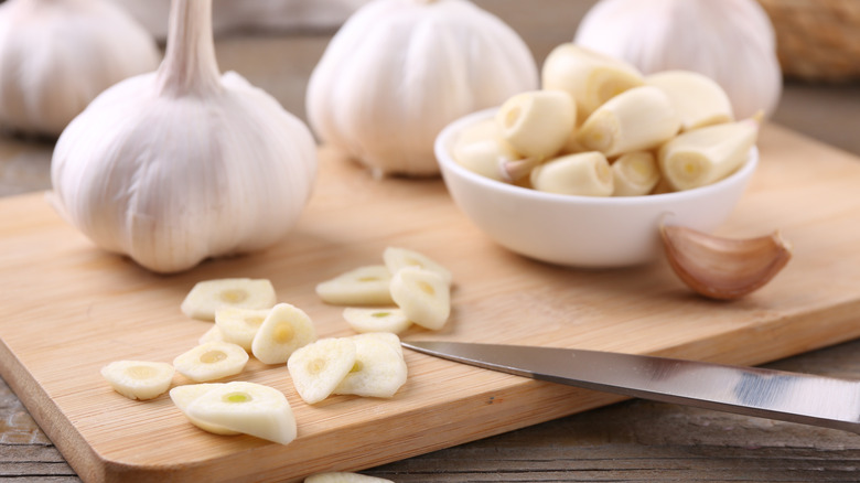 Bulbs and cloves of garlic