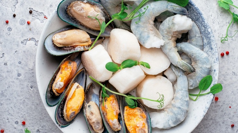 Platter of assorted shellfish 