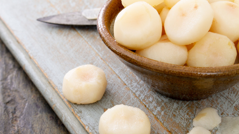 peeled raw water chestnuts