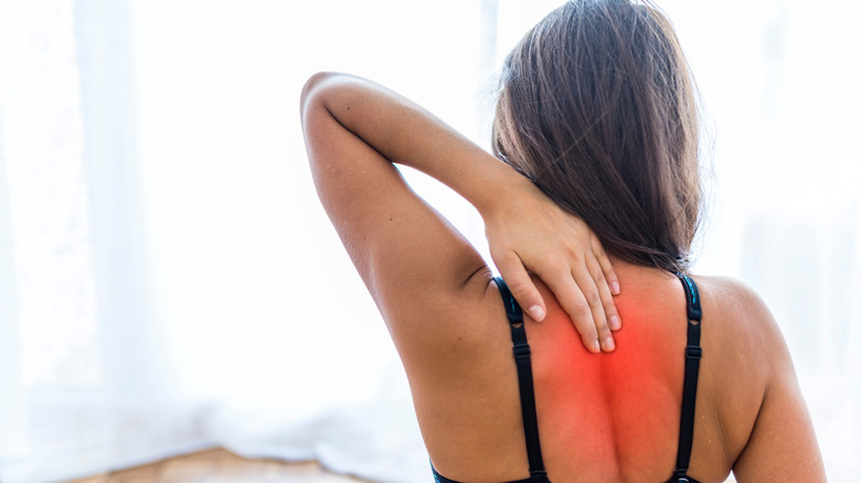 woman with thoracic back pain