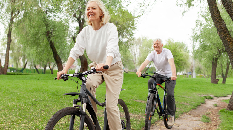 An elderly couple living healthy lifestyles and exercising