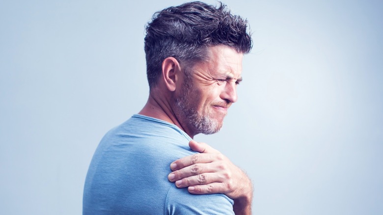 man shoulder pain