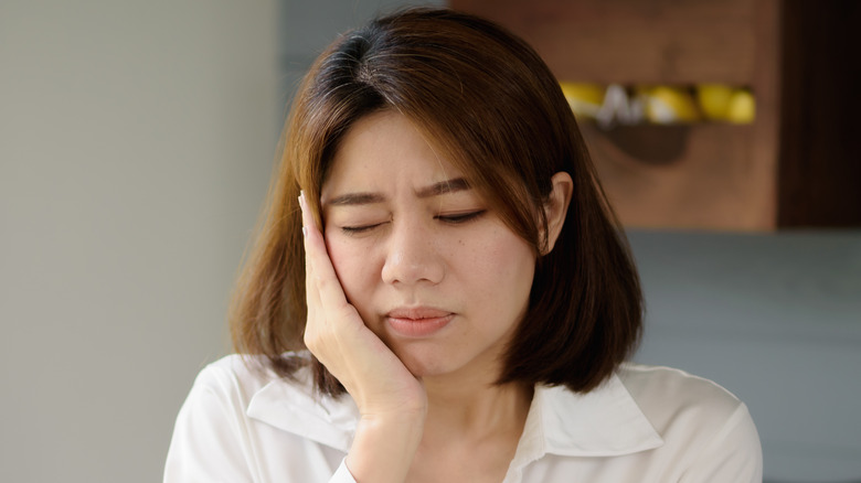 woman having jaw pain