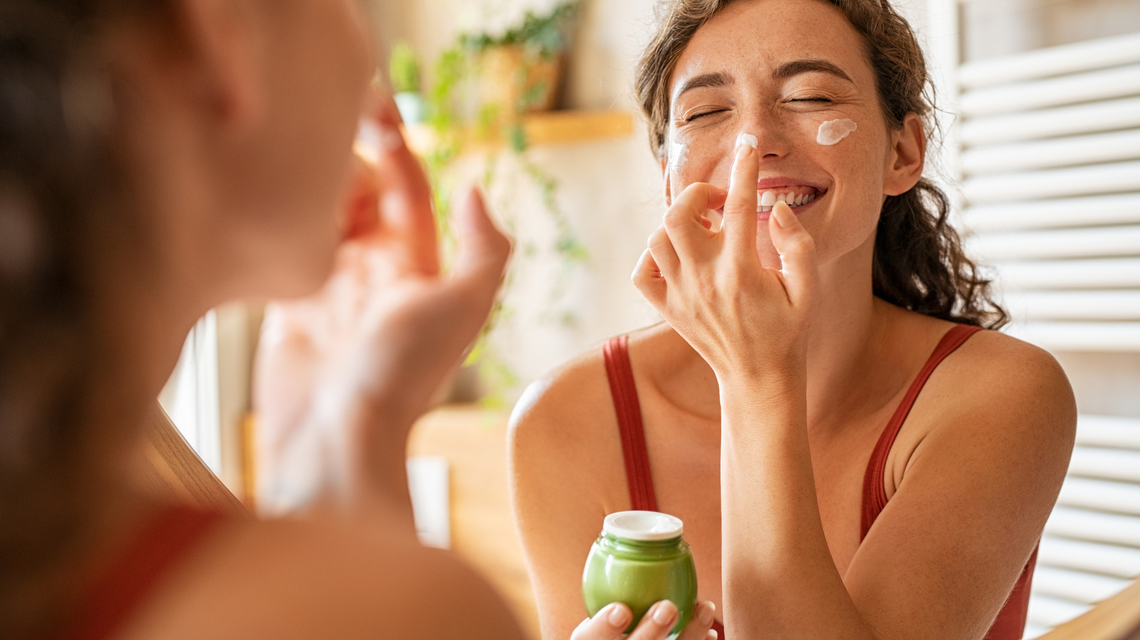 The Difference Between Hydrating And Moisturizing Your Skin