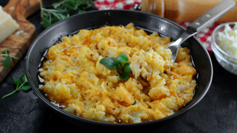 plate of cauliflower mac and cheese