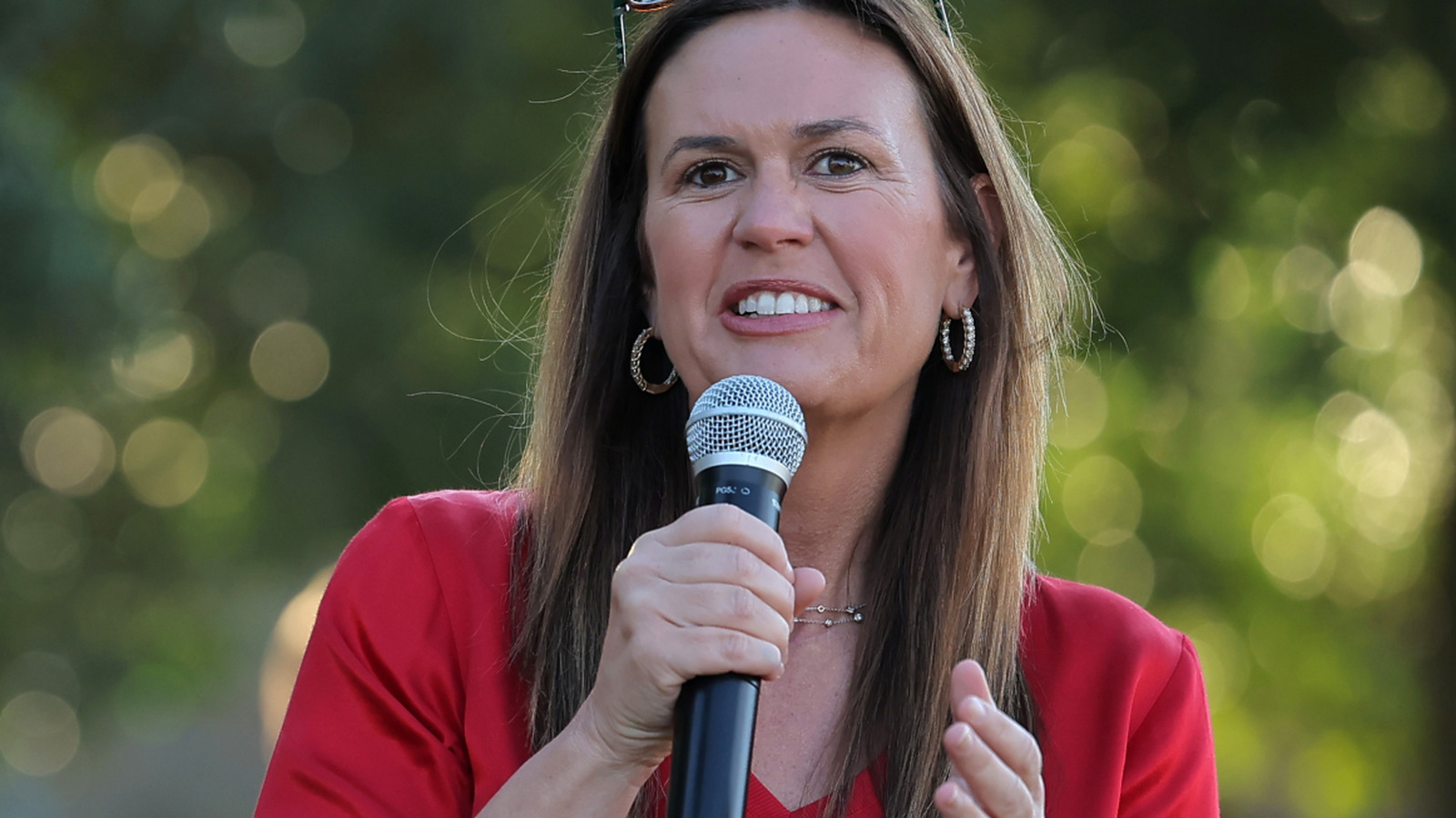 <a href="https://www.healthdigest.com/1981205/sarah-huckabee-sanders-cancer-medical-procedure-neck-scar/" target="_blank">The Medical Procedure Sarah Huckabee Sanders Underwent That Left A Massive Scar On Her Neck</a>