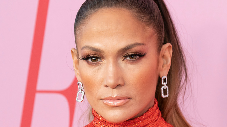 a close up of Jennifer Lopez 