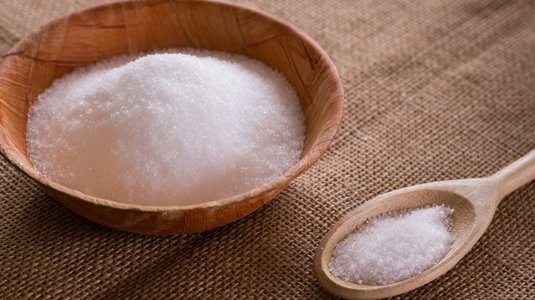 Xylitol in bowl