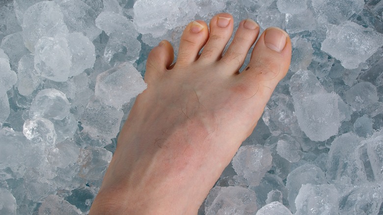 Ice bath for swollen foot