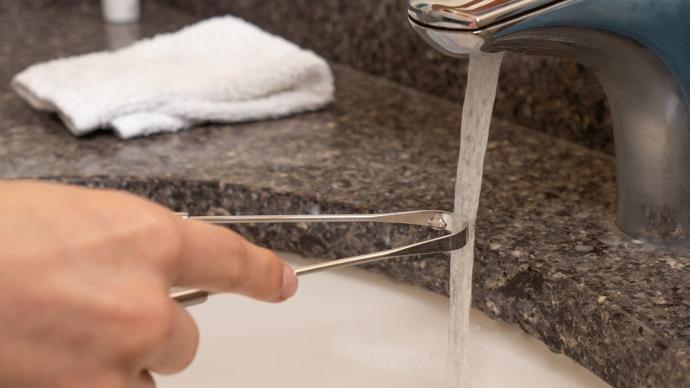Rinsing a metal tongue scraper