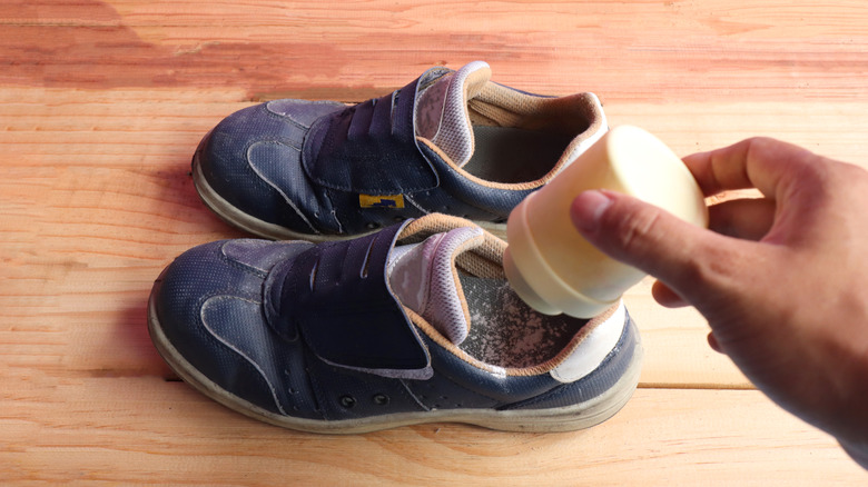 Adding powder into a running shoe