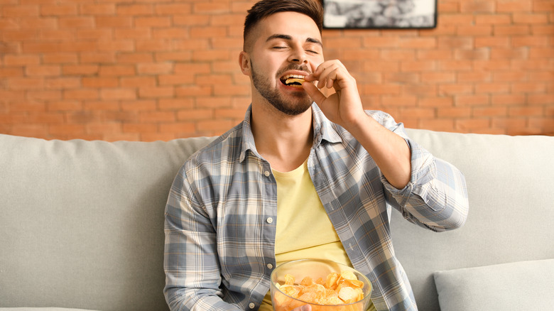 Man eating potato chips