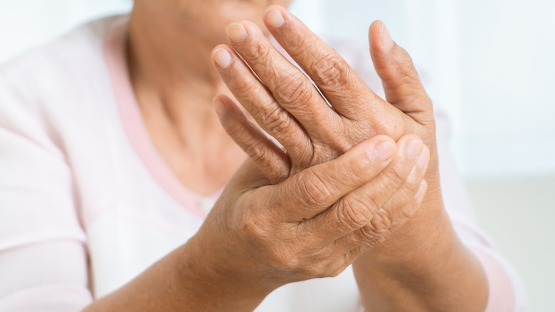 arthritis in woman's hands