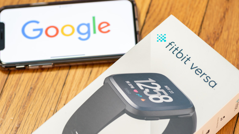 Fitbit obok telefonu Google