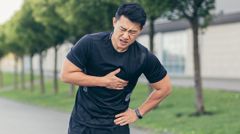 бягащ човек с болка в гърдите