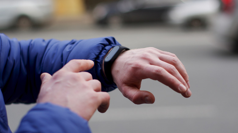 Osoba sprawdzająca Fitbit po ćwiczeniu