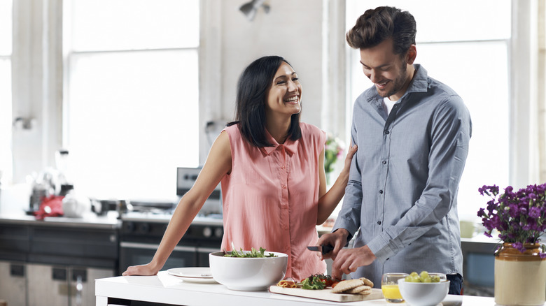 couple making a healthy dinner