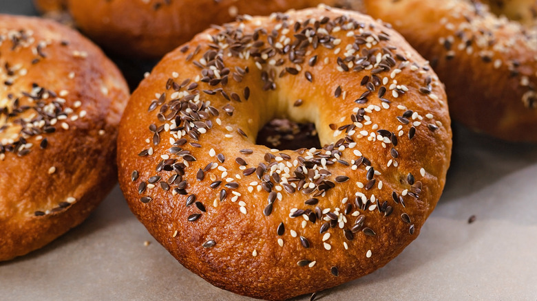 close up of crunchy bagels topped with seasoning 