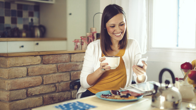 woman eating a healthy breakfast with tea