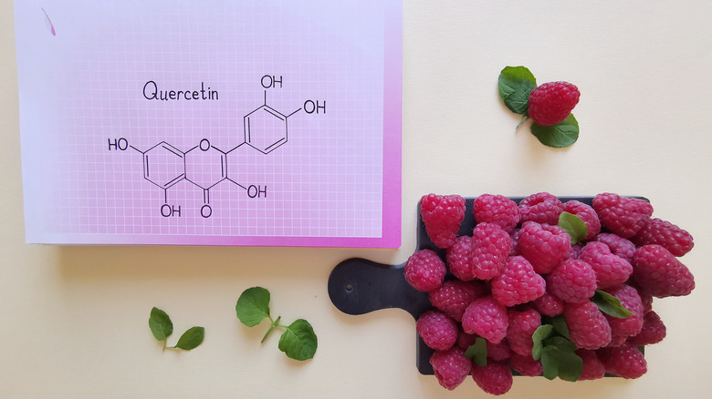 quercetin formula and raspberries