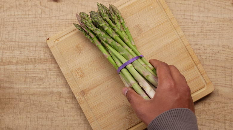 asparagus on chopping board