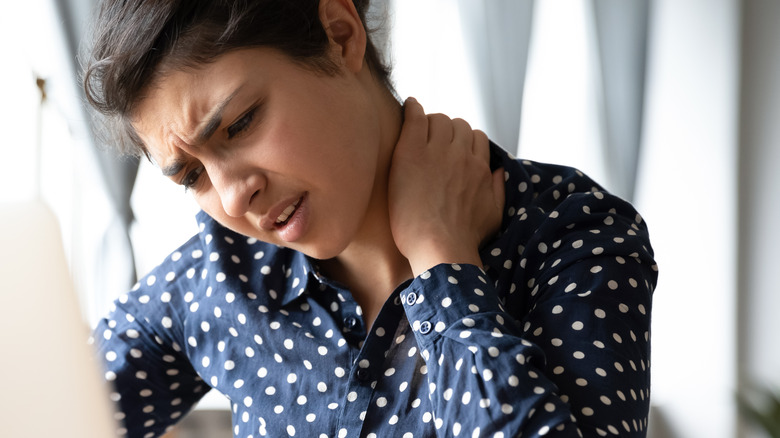 woman with cramp in neck