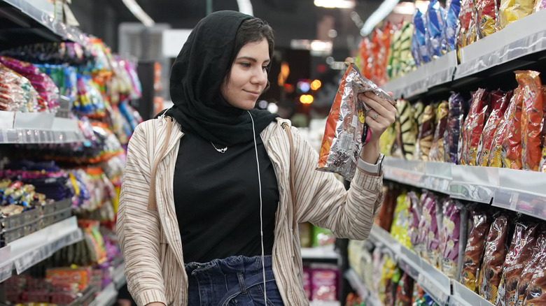 woman shopping for healthy snacks