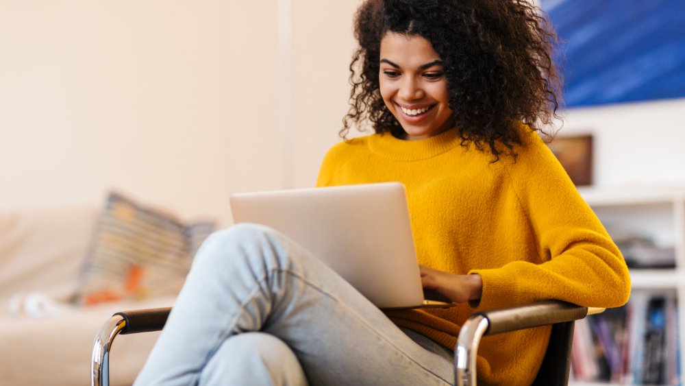 Black woman sitting in a chair with crossed legs