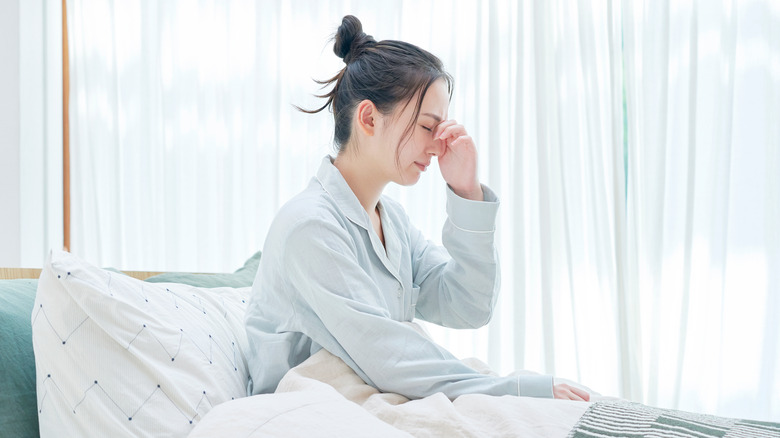 A women wakes up with a headache