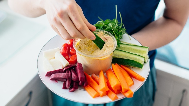 vegetables and hummus dip