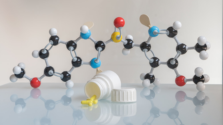 Omeprazole capsules and chemical model