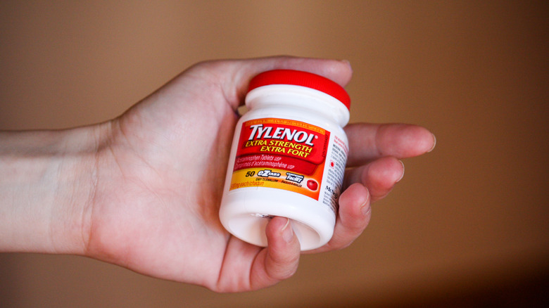 hand holding Tylenol