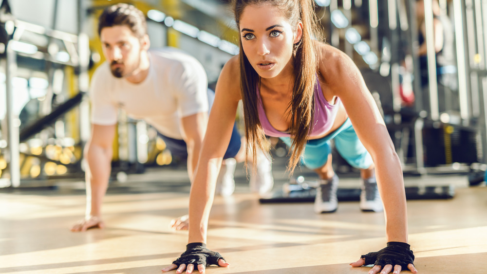 Woman doing pushups in the gym. 