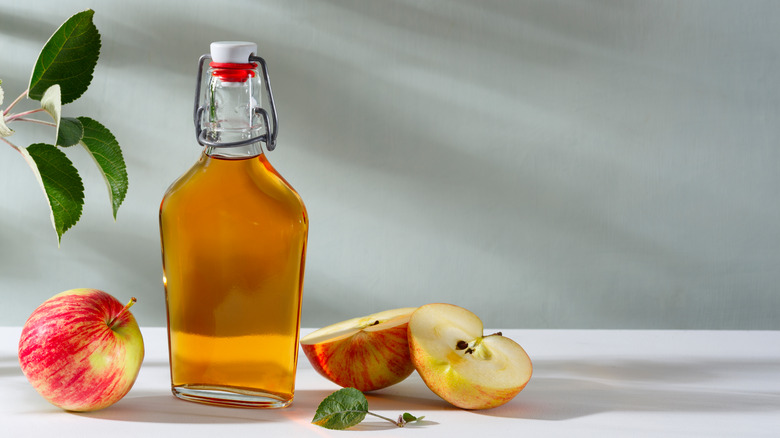 A jar of apple cider vinegar