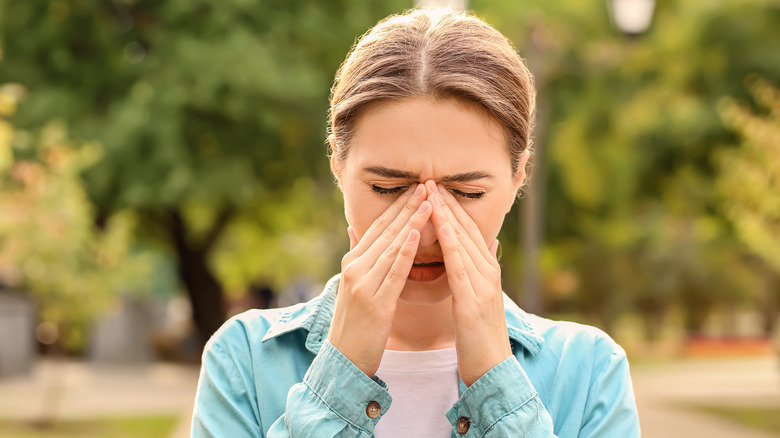 woman with outdoor allergies