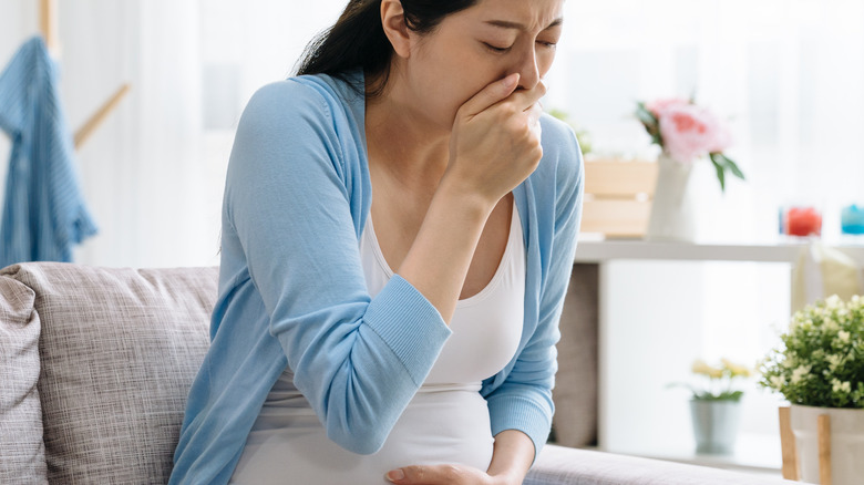pregnant woman experiencing morning sickness