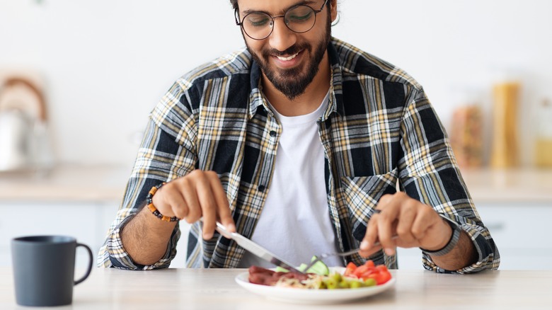 man eating healthy breakfast