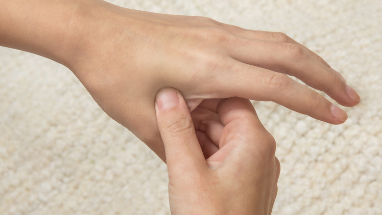 hand acupressure for headaches