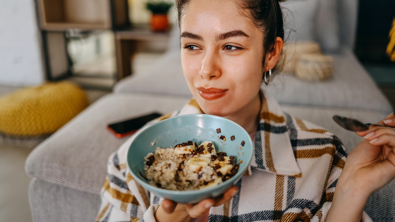 Oatmeal with nuts and bananas 