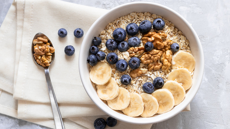 Oatmeal with blueberries, walnuts, and bananas