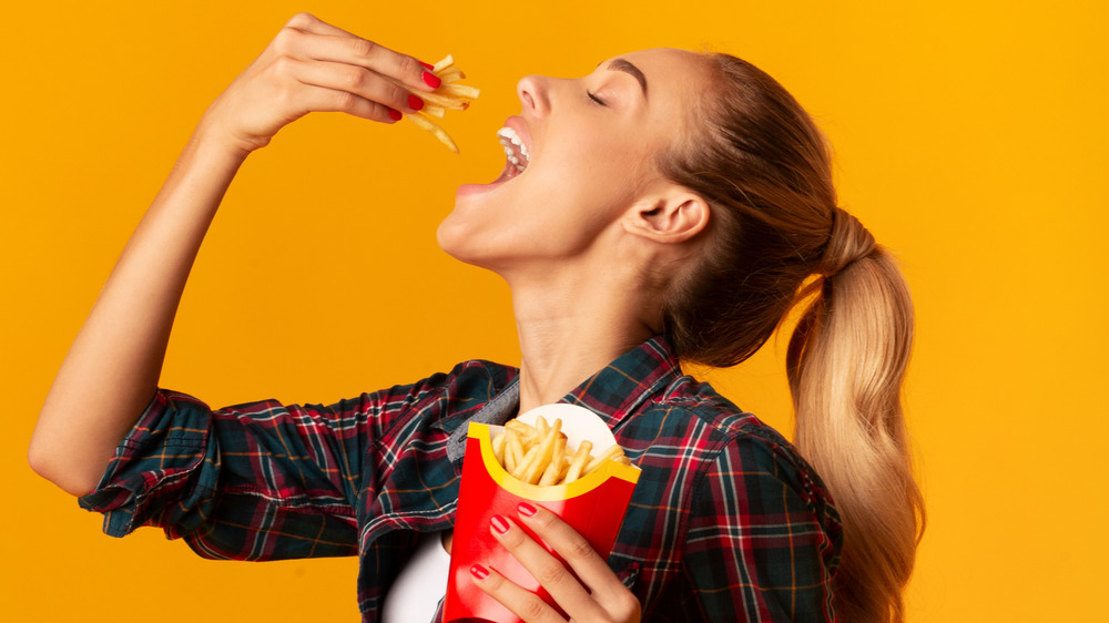 woman eating french fires