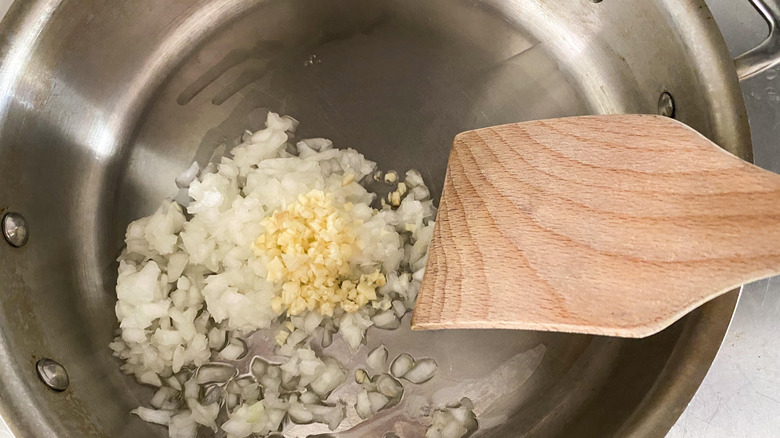 pan with garlic and onion 
