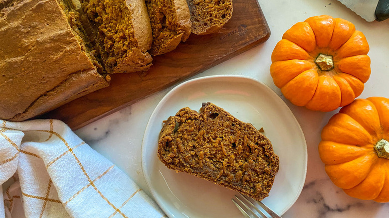 pumpkin bread slices