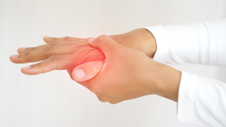 pain and swelling on hands