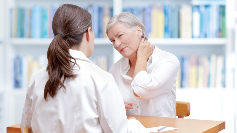 A woman talks to her doctor about fibromyalgia pain