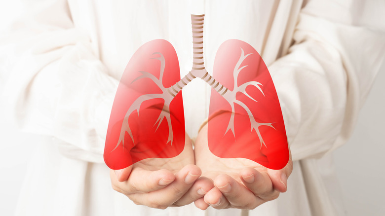 doctor holding hologram of lungs