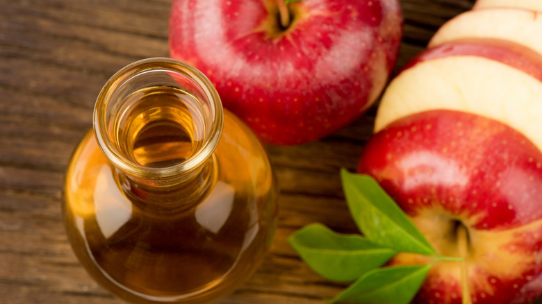 apple cider vinegar and red apples